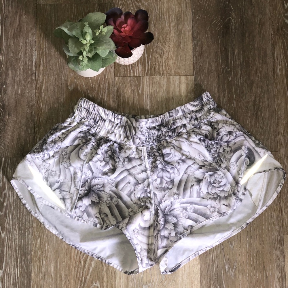 Lululemon Athletica- Hotty Hot Short *2.5”